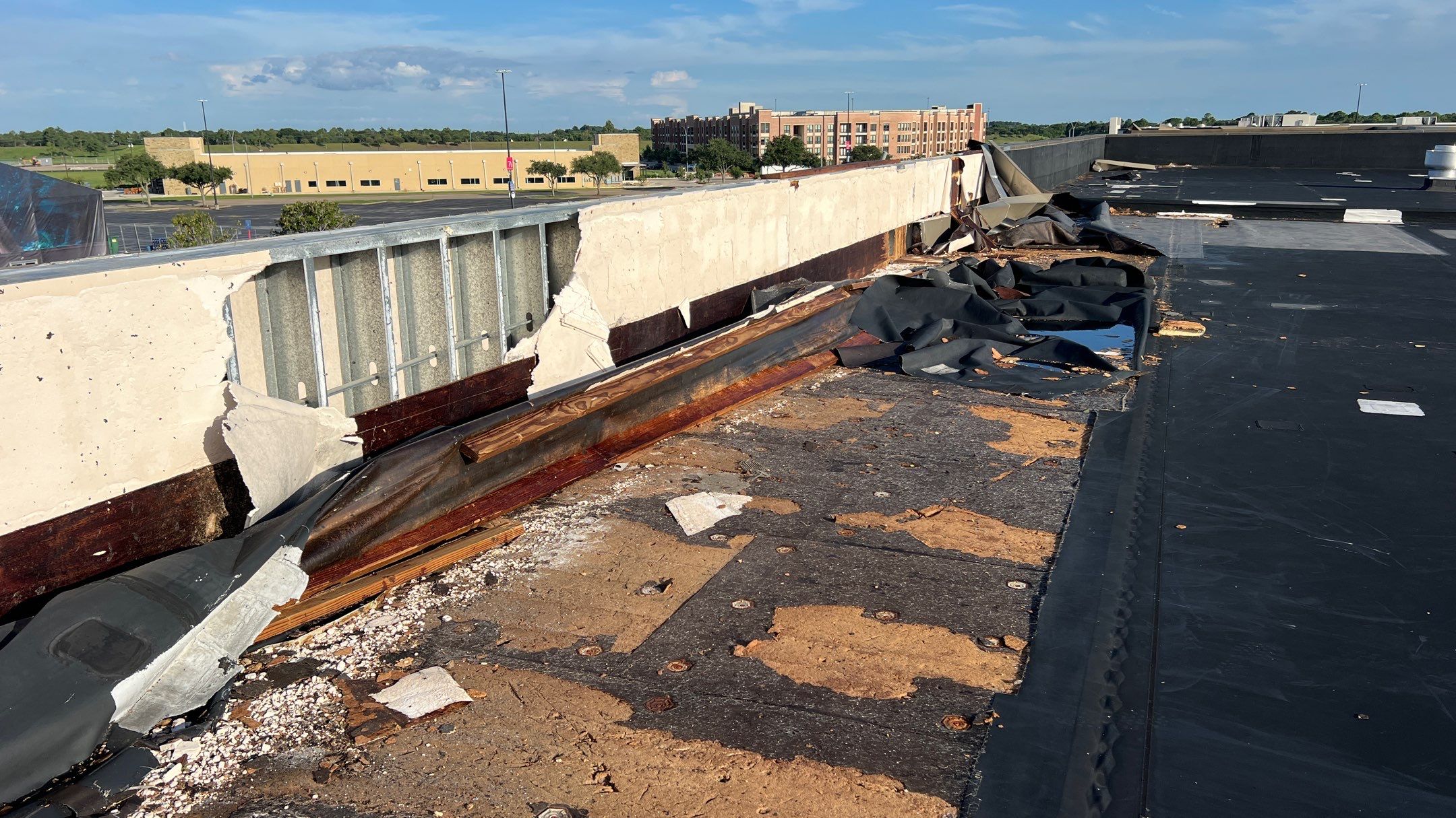 4 Signs That Indicate Roof Storm Damage